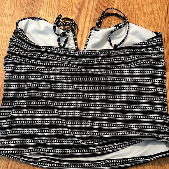 Two bathing suits - Picture 5 of 7